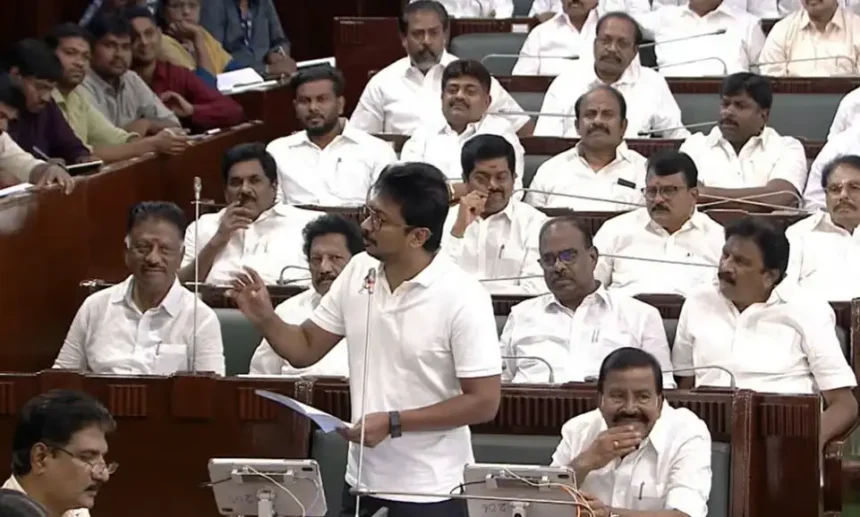 சட்டப்பேரவையில் காவிரிப் பிரச்சனை குறித்து விவாதிக்கும் சட்டமன்ற உறுப்பினர்கள்