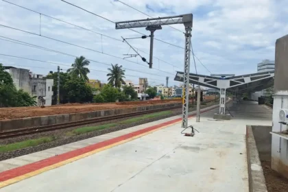 கிளாம்பாக்கம் ரயில் நிலையம் மற்றும் பேருந்து நிலையத்தை இணைக்கும் ஆகாய நடைபாதை பணிகள்