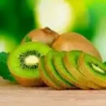 பச்சை நிற கிவி பழங்கள்
