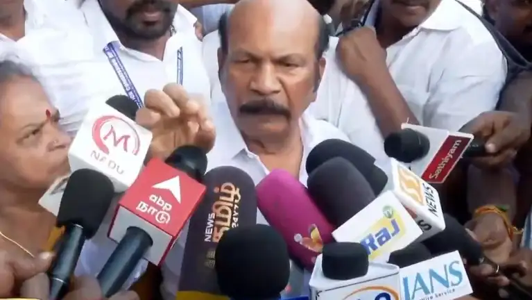 சட்டமன்ற உறுப்பினர் வி.எஸ்.பாபு பேட்டியளிக்கும் காட்சி