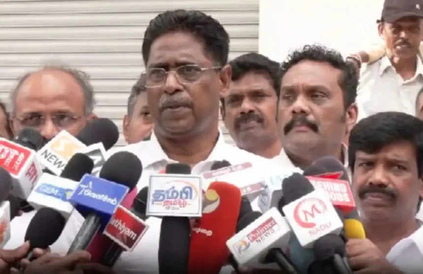 திமுக மூத்த வழக்கறிஞர் என்.ஆர்.இளங்கோ செய்தியாளர்களை சந்திக்கும் காட்சி