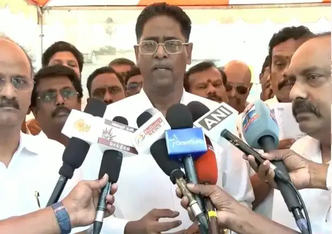 கொளத்தூர் தொகுதியில் வாக்குப்பதிவு இயந்திரங்கள் ஆய்வு செய்யப்படும் காட்சி