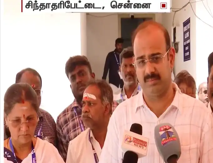 சென்னை மாநகராட்சி ஆணையர் சமீரன் செய்தியாளர்களிடம் பேசுகிறார்