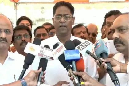 திமுக வழக்கறிஞர் என்.ஆர்.இளங்கோ செய்தியாளர்களை சந்திக்கும் காட்சி