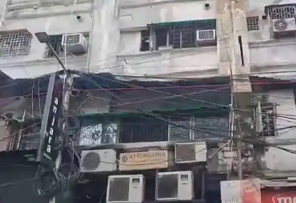 கொல்கத்தா தங்கும் விடுதியில் தீ விபத்து நடந்த இடம்