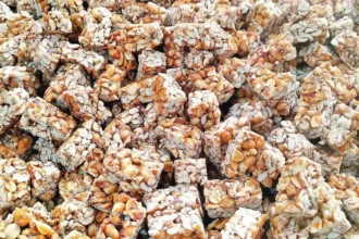 கோவில்பட்டி கடலைமிட்டாய் விற்பனை செய்யப்படும் காட்சி
