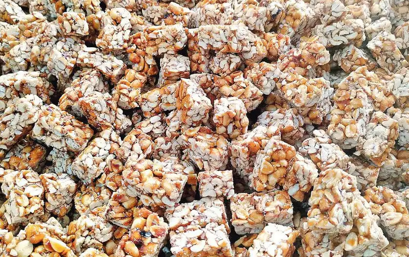 கோவில்பட்டி கடலைமிட்டாய் விற்பனை செய்யப்படும் காட்சி