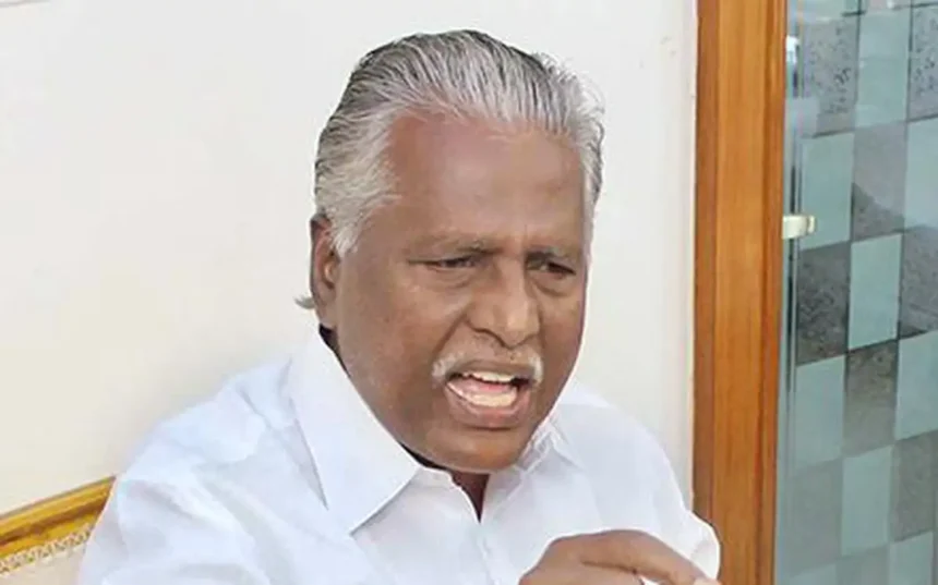 அதிமுக முன்னாள் அமைச்சர் கே.பி.முனுசாமி செய்தியாளர்களிடம் பேசுகிறார்