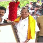 முதலமைச்சர் விஜய் தகைசால் தமிழர் விருதை காங்கிரஸ் மூத்த தலைவர் கிருஷ்ணசாமிக்கு வழங்குகிறார்
