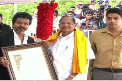 முதலமைச்சர் விஜய் தகைசால் தமிழர் விருதை காங்கிரஸ் மூத்த தலைவர் கிருஷ்ணசாமிக்கு வழங்குகிறார்