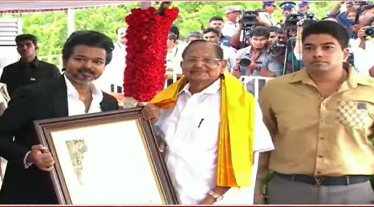 முதலமைச்சர் விஜய் தகைசால் தமிழர் விருதை காங்கிரஸ் மூத்த தலைவர் கிருஷ்ணசாமிக்கு வழங்குகிறார்