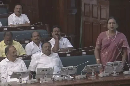 தேமுதிக எம்.எல்.ஏ. பிரேமலதா விஜயகாந்த் செய்தியாளர்களிடம் பேசுகிறார்