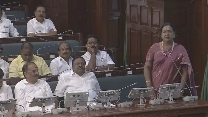 தேமுதிக எம்.எல்.ஏ. பிரேமலதா விஜயகாந்த் செய்தியாளர்களிடம் பேசுகிறார்