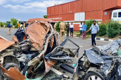 மதுரை அருகே கார் விபத்து நடந்த இடம்