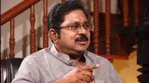 டிடிவி தினகரன் அறிக்கை வெளியிடும் காட்சி