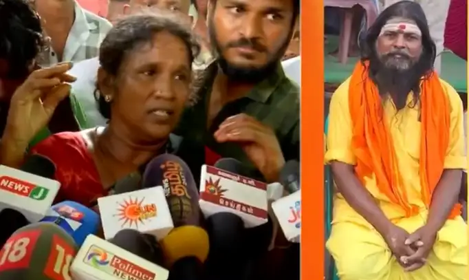 மதுரை சிந்தாமணி காவல் நிலையம் முன்பு செய்தியாளர்களை சந்திக்கும் பூசாரி பரமசிவத்தின் குடும்பத்தினர்.