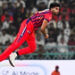 மயங்க் யாதவ் பந்துவீசும் காட்சி