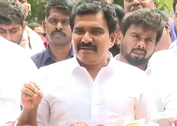 அமைச்சர் நிர்மல்குமார் செய்தியாளர்களிடம் பேசுகிறார்