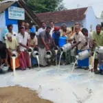 சாலைகளில் பாலை கொட்டி போராட்டத்தில் ஈடுபடும் பால் உற்பத்தியாளர்கள்