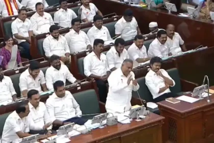 சட்டப்பேரவையில் அமர்ந்திருக்கும் அமைச்சர் என். ஆனந்த்