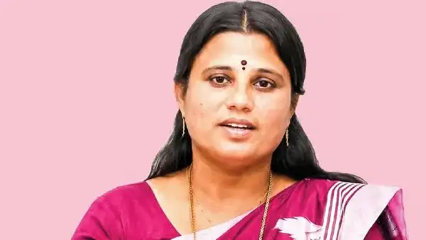 அமைச்சர் ஜெகதீஸ்வரி பேட்டி அளிக்கும் காட்சி