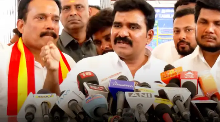 அமைச்சர் நிர்மல்குமார் செய்தியாளர்களிடம் பேசுகிறார்