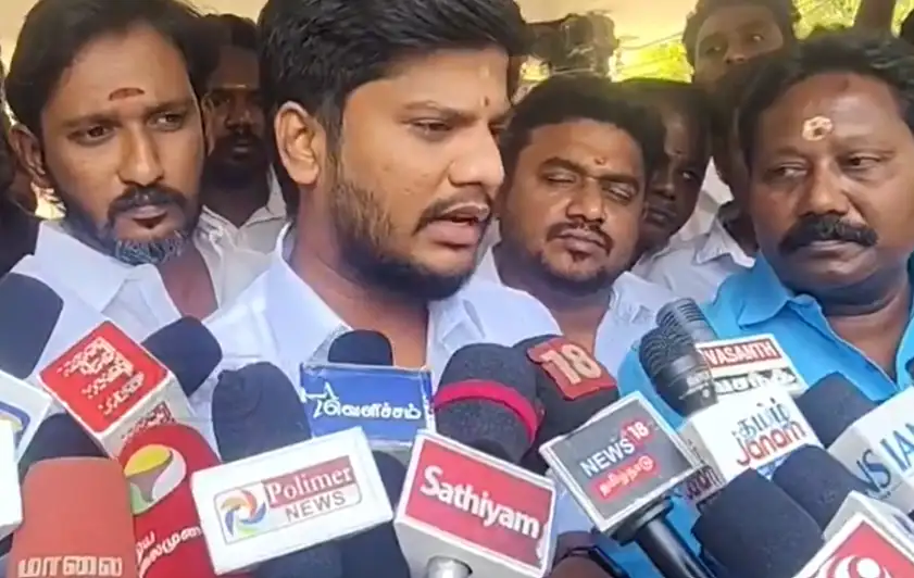 அமைச்சர் ரமேஷ் செய்தியாளர்களிடம் பேசுகிறார்
