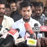 அமைச்சர் ரமேஷ் தீரன் சின்னமலை உருவ சிலைக்கு மாலை அணிவித்து மரியாதை செலுத்துகிறார்