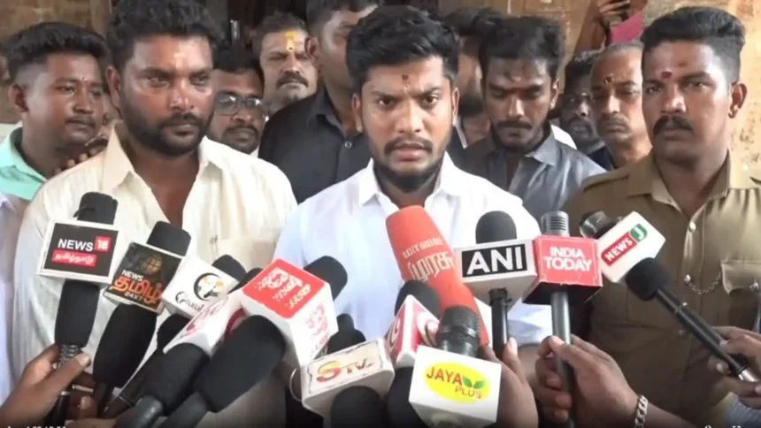 அமைச்சர் ரமேஷ் தீரன் சின்னமலை உருவ சிலைக்கு மாலை அணிவித்து மரியாதை செலுத்துகிறார்