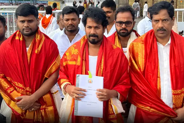 வேளாண் பட்ஜெட் வரைவு நகலை கையில் ஏந்தியபடி அமைச்சர் வினோத்