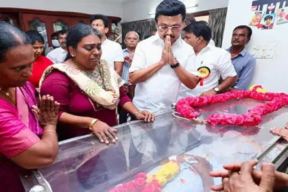 மு.க. ஸ்டாலின் இரங்கல் தெரிவிக்கும் புகைப்படம்