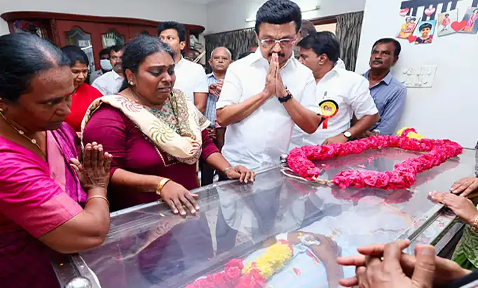 மு.க. ஸ்டாலின் இரங்கல் தெரிவிக்கும் புகைப்படம்