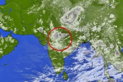 வங்கக்கடலில் மேகக் கூட்டங்கள் குறைந்து காணப்படும் காட்சி