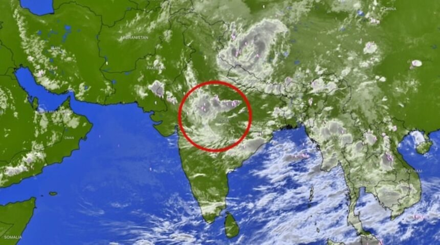 வங்கக்கடலில் மேகக் கூட்டங்கள் குறைந்து காணப்படும் காட்சி