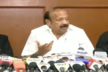 முன்னாள் அமைச்சர் எம்.ஆர்.கே.பன்னீர்செல்வம் செய்தியாளர்களிடம் பேசுகிறார்