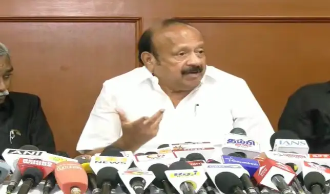 முன்னாள் அமைச்சர் எம்.ஆர்.கே.பன்னீர்செல்வம் செய்தியாளர்களிடம் பேசுகிறார்