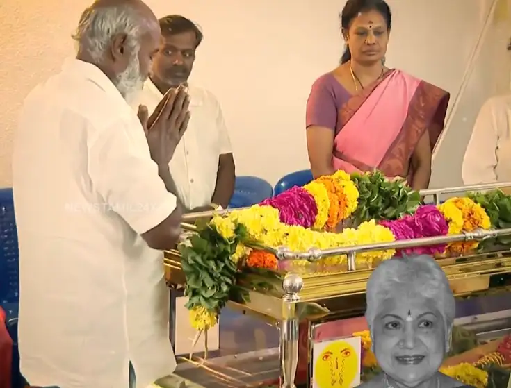 நடிகர் எம்.எஸ்.பாஸ்கர் சௌகார் ஜானகி உடலுக்கு அஞ்சலி செலுத்துகிறார்