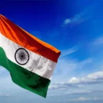 இந்திய தேசியக் கொடி அசோகச் சக்கரத்துடன் பறக்கிறது