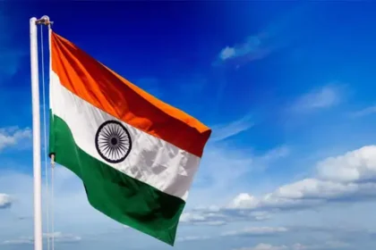 இந்திய தேசியக் கொடி அசோகச் சக்கரத்துடன் பறக்கிறது