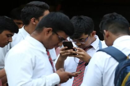 நாடாளுமன்றக் குழுவின் அறிக்கை மற்றும் கல்வி அமைச்சகத்தின் சின்னம்