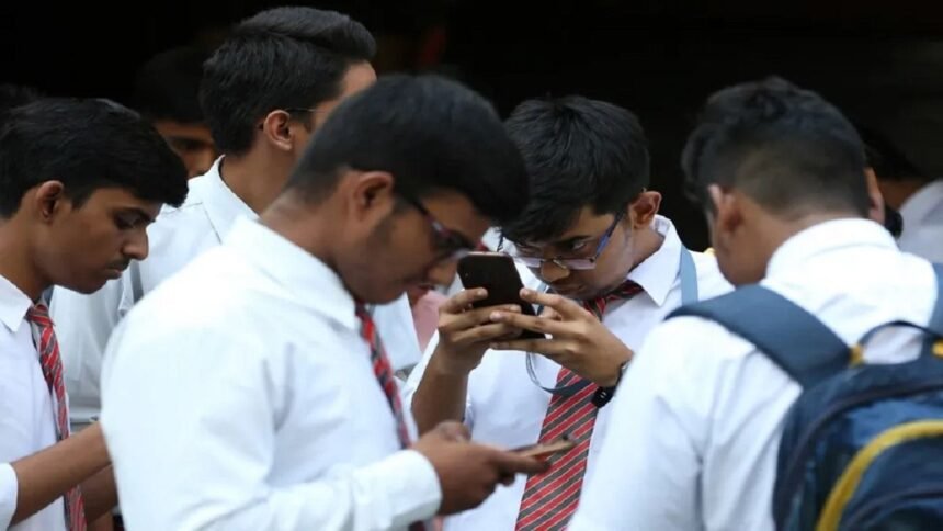 நாடாளுமன்றக் குழுவின் அறிக்கை மற்றும் கல்வி அமைச்சகத்தின் சின்னம்