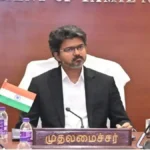 பள்ளிக்கல்வித்துறை அமைச்சர் ராஜ்மோகன் அறிவிப்பை வெளியிடுகிறார்