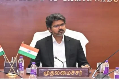 பள்ளிக்கல்வித்துறை அமைச்சர் ராஜ்மோகன் அறிவிப்பை வெளியிடுகிறார்