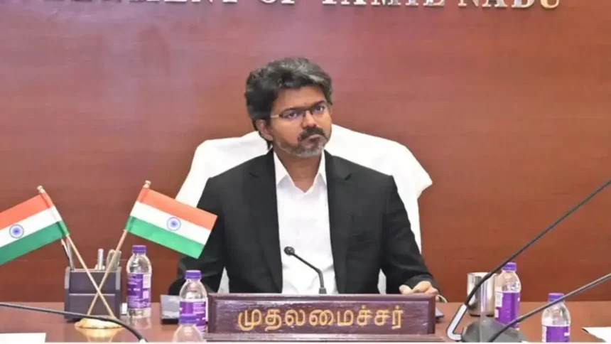 பள்ளிக்கல்வித்துறை அமைச்சர் ராஜ்மோகன் அறிவிப்பை வெளியிடுகிறார்