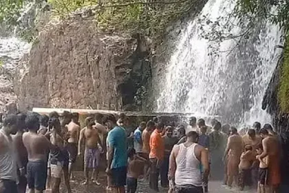 நெல்லை அகஸ்தியர் அருவிக்கு சுற்றுலாப் பயணிகள் செல்ல தடை விதிக்கப்பட்டுள்ளது
