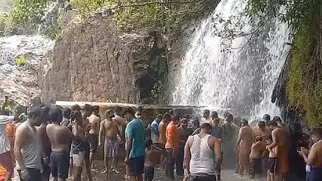 நெல்லை அகஸ்தியர் அருவிக்கு சுற்றுலாப் பயணிகள் செல்ல தடை விதிக்கப்பட்டுள்ளது