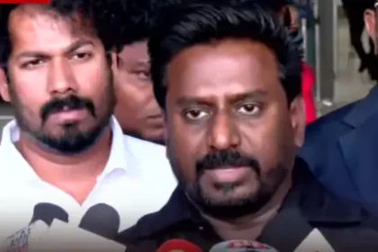 மீட்கப்பட்ட தமிழர்களை வரவேற்கும் அமைச்சர் ராஜ்மோகன்
