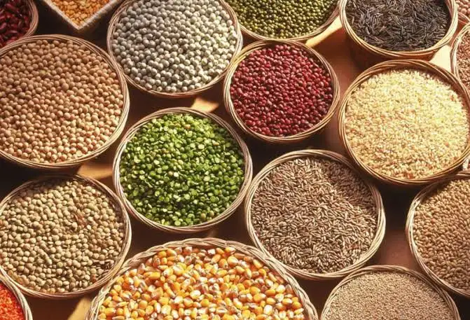 பல்வேறு வகையான நட்ஸ் மற்றும் ஆரோக்கியமான உணவுகள்
