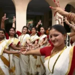 ஓணம் பண்டிகையின் போது கேரள பெண்கள் பாரம்பரிய கசவு புடவை அணிந்து காணப்படுகின்றனர்.