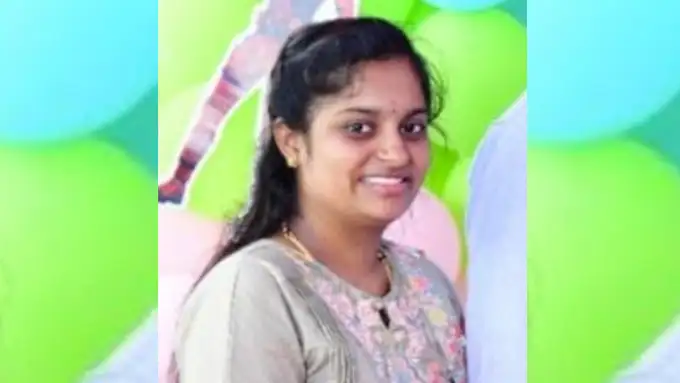 தற்கொலை செய்து கொண்ட இளம் பெண்ணின் குடும்ப புகைப்படம்